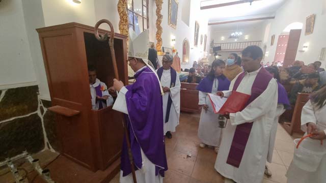 Am Samstag, den 4. MÄRZ 2023 war meine Amtseinführung als Pfarrer von San Pedro de Macha – Bombori Bolivien. Mons. Renán Aguilera A. Bischof der Diözese Potosí. begleitet von P. Carlos Gonzales, Vikar der Nordzone, P. Marco Abascal V. Generalvikar, Mons. Pascual Limachi, Bischof der Prälatur Chor-Chorus, P. Emilio Quispe V., Pfarrer des Göttlichen Meisters, P. P. Yesid Suyo, Pfarrer von Porco begleiteten mich zur offiziellen Amtseinführung. Es war eine schöne Feier zu dem viele meiner Schäfchen aus den verschiedenen Gemeinden gekommen sind. Ich bedanke mich bei allen welche diese schöne Feier ermöglicht haben. Teil 01