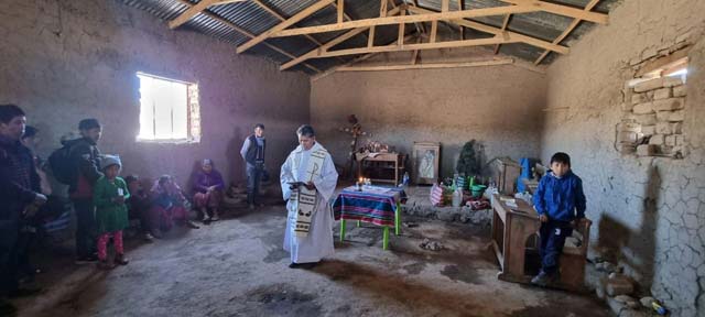 Wir begleiten unsere Gemeinden bei ihren Feierlichkeiten. Hier in Callampayani, Potosí – Bolivien. Dazu gehört ein feierlicher Festgottesdienst und anschließend Teilnahme an den Festlichkeiten.