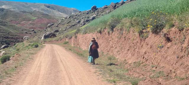Begleiten Sie mich auf dem Weg nach Q'araqochi Bolivien. Ich bringe Gottes Wort und Unterstützung in Form von Schulmaterial für die Schüler der Bildungseinheit. 